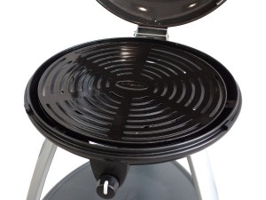 Porcelain enamelled cooking grill for barbecuing